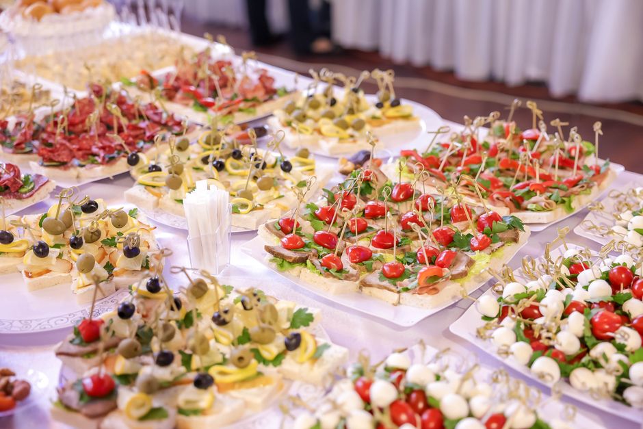 Živopisan prikaz raznih predjela i finger fooda na unutarnjem event stolu