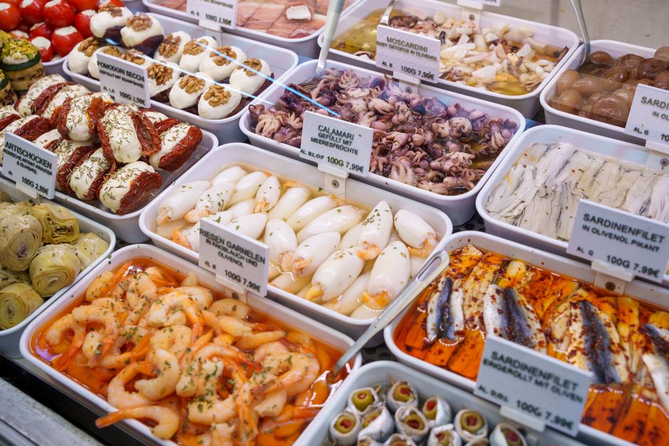Raznovrsni plodovi mora i antipasti na europskom tržištu