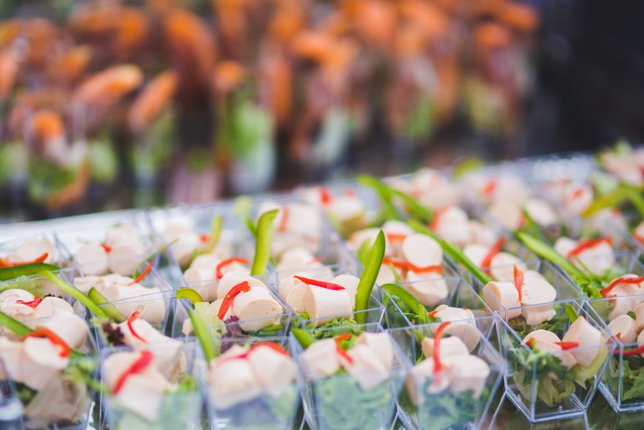 Šarena ponuda vegetarijanskih predjela u malim posudama