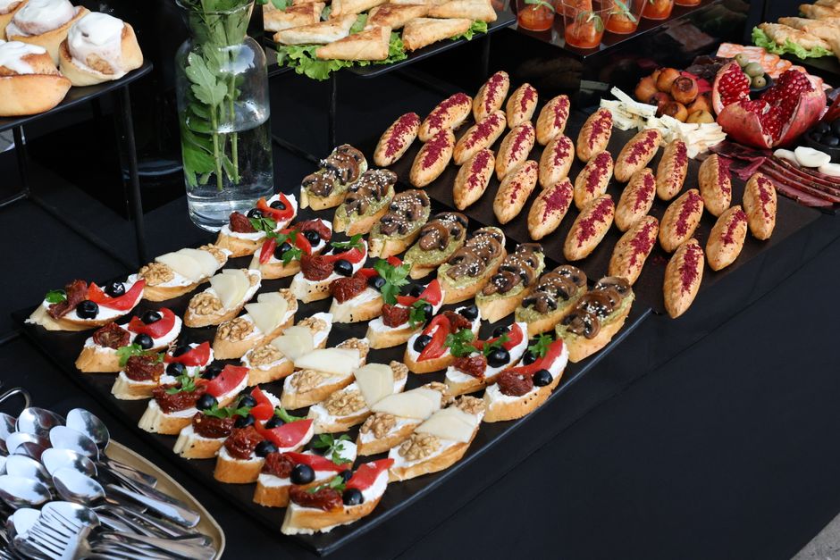 Raznovrsna zalogaji na stolu, idealni za catering i događanja
