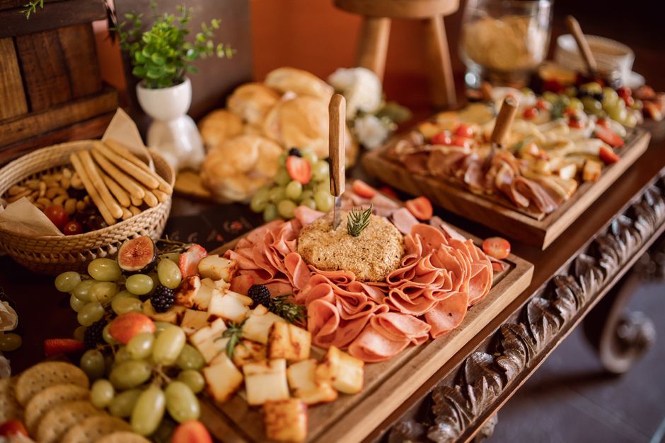 Ukusna daska sireva, mesa i svježeg voća za event
